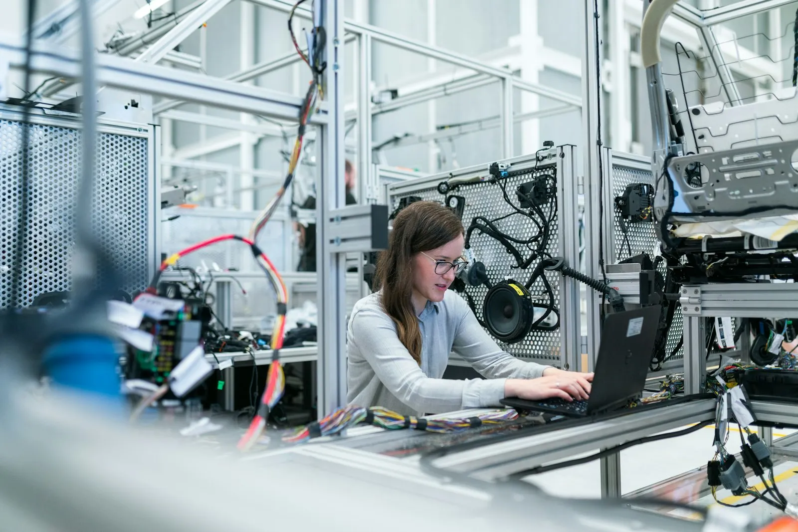 Controllo qualità su una linea di produzione moderna